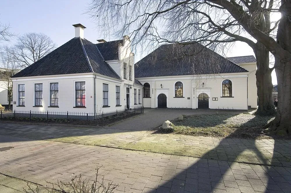 Hoogezand: Overzicht kerk (rechts) en pastorie (links) - Hoogezand - 20413022 - RCE