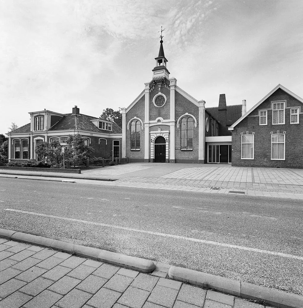 Roodeschool: Overzicht westgevel met dakruiter en voorgevel en rechter zijgevel pastorie - Roodeschool - 20364796 - RCE