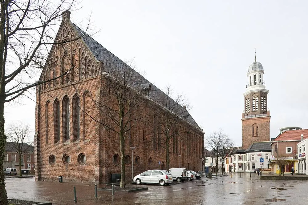 Winschoten: Overzicht van de kerk op het Marktplein met de vrijstaande toren op de achtergrond, vanuit het noordoosten gezien - Winschoten - 20416422 - RCE