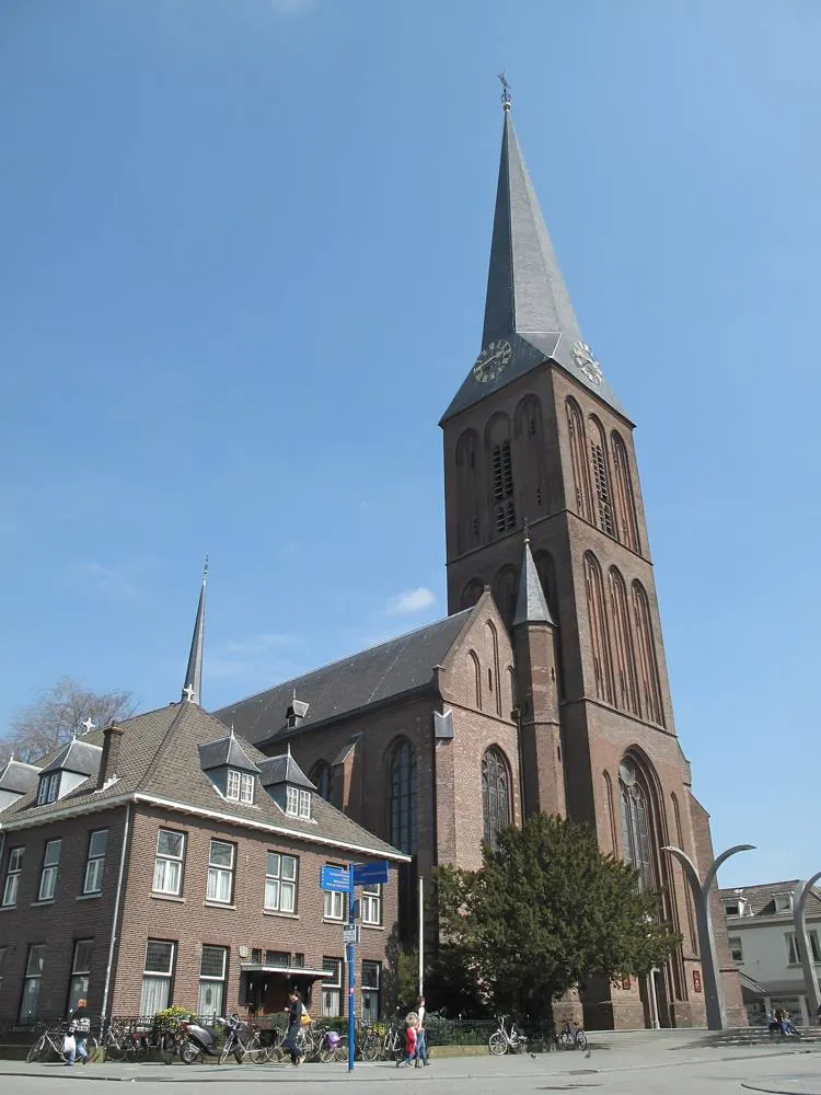 Hengelo: Hengelo, de Sint Lambertusbasiliek RM21523 foto3 2013-04-22 14.43